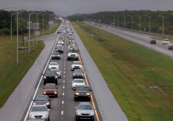 Miles de vehículos salen de Florida antes de que llegue el huracán.