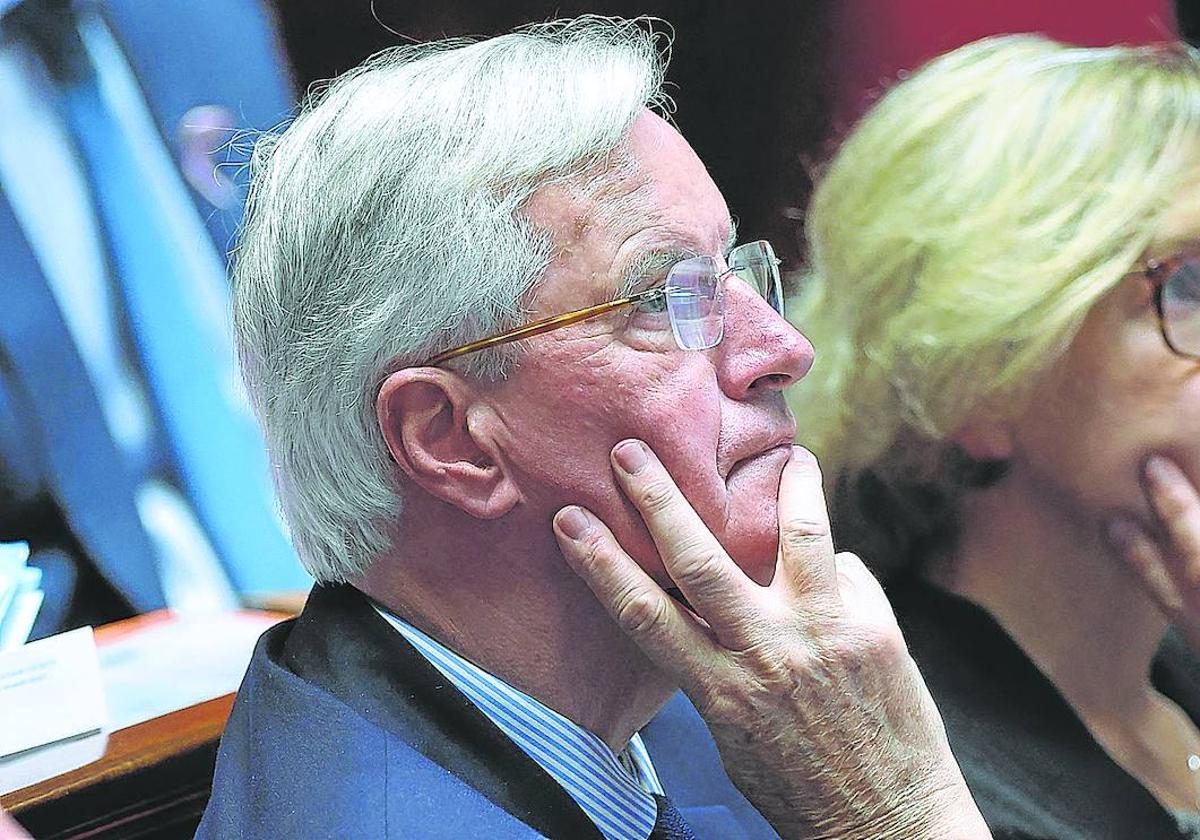 Michel Barnier y la ministra Nathalie Delattre siguen una de las intervenciones en el Parlamento.