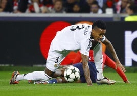 Éder Militao, en un lance del partido jugado por el Real Madrid en Lille.