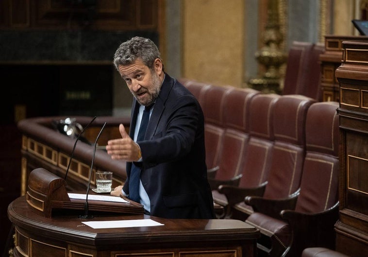 El diputado del PP Jaime de Olano interviene durante una sesión plenaria, en el Congreso de los Diputados