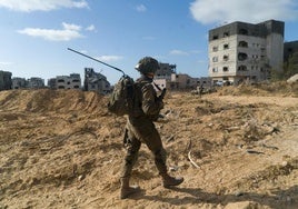 Un soldado patrulla por las afueras de Gaza City.