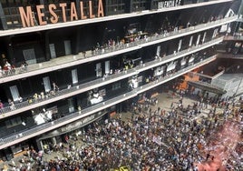 Miles de personas en una de las manifestaciones contra Peter Lim en los aledaños de Mestalla.