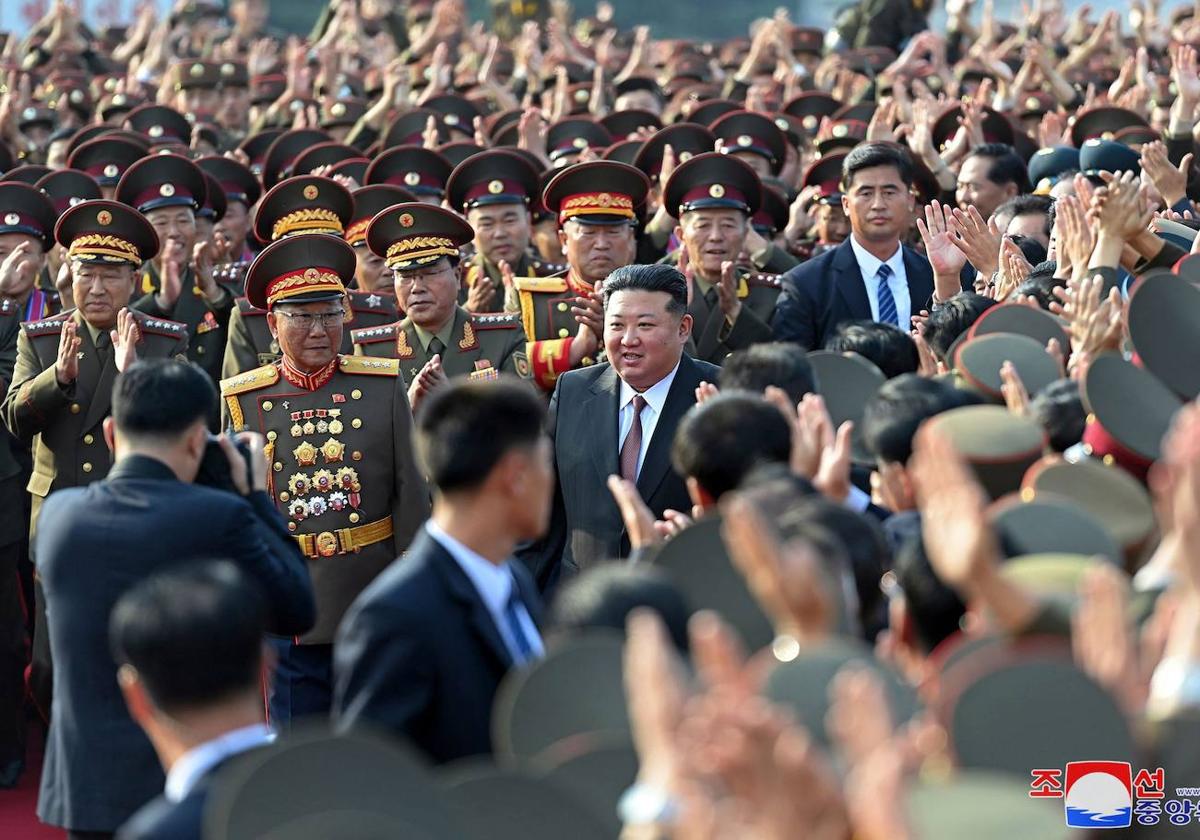 Kim Jong-un, rodeado de militares, durante una visita a un centro universitario norcoreano.