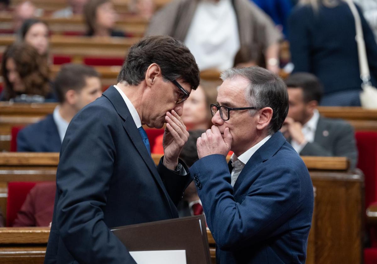 El presidente de la Generalitat de Catalunya, Salvador Illa, y el presidente del Grupo Parlamentario ERC, Josep María Jové.