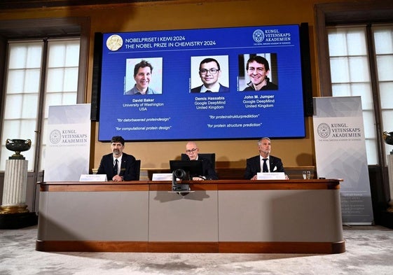 Pantalla con el anuncio del Premio Nobel de Química 2024.