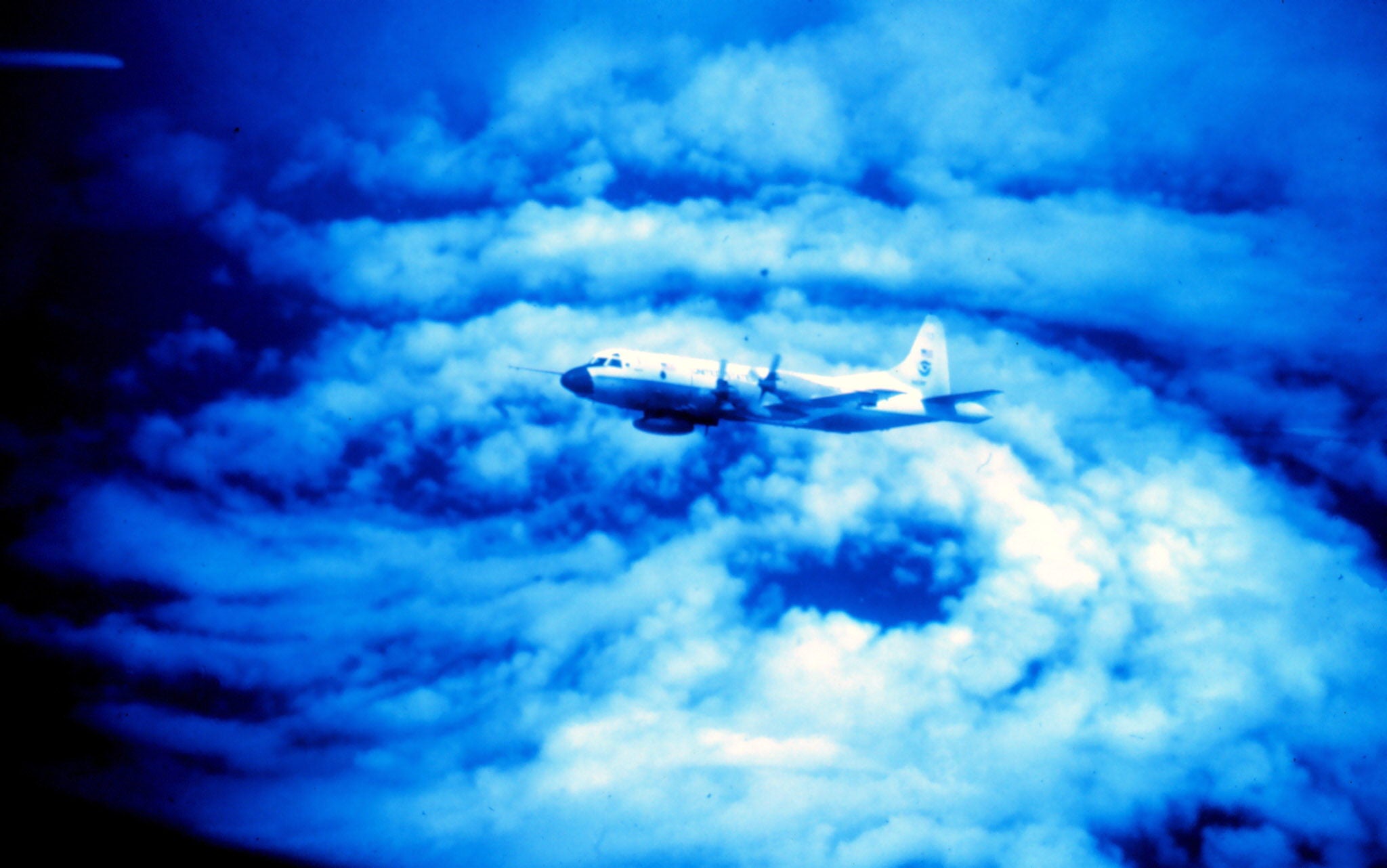 El avión P-3 Orion toma imágenes de la formación de un huracán.