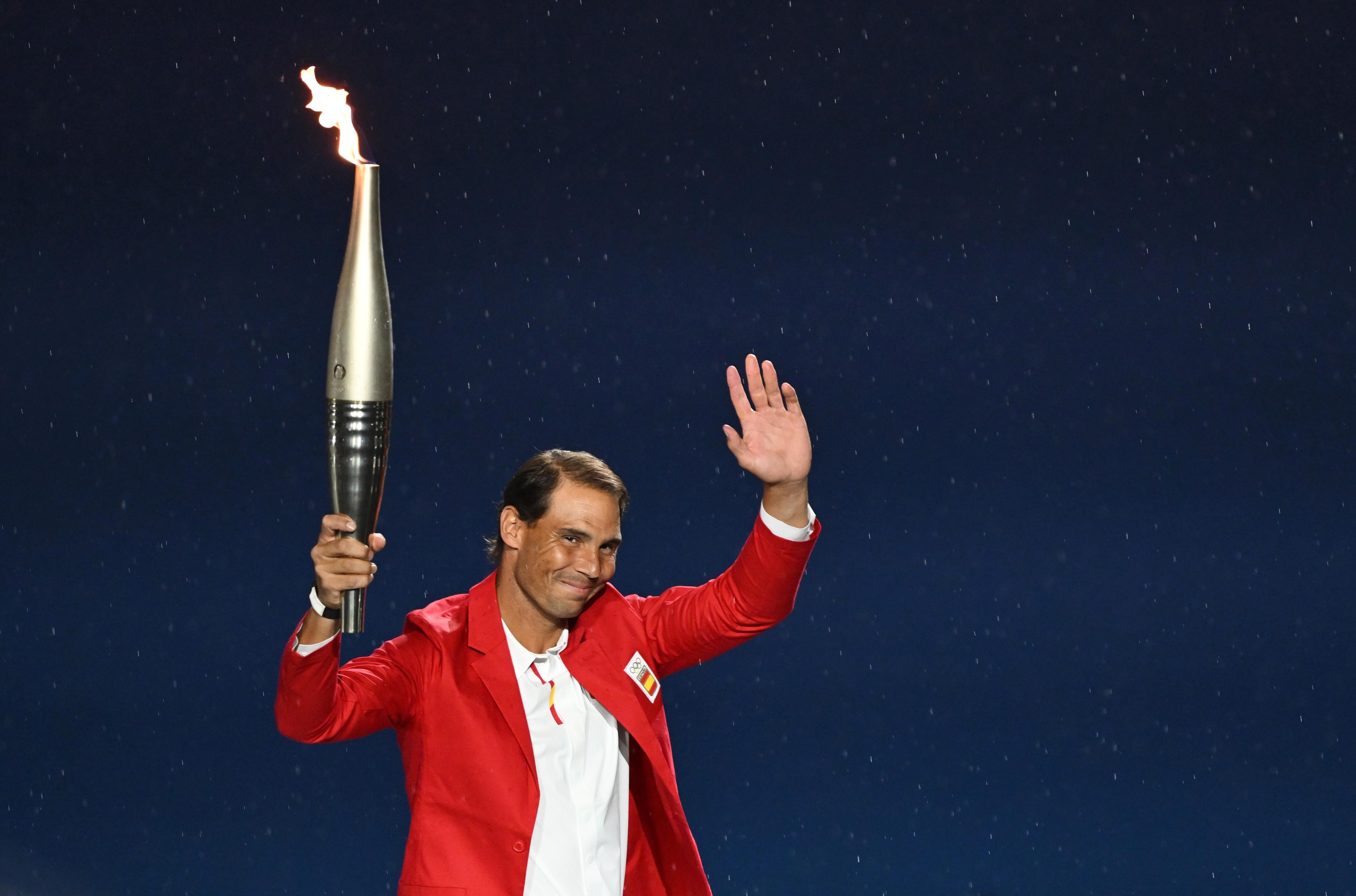 Rafa Nadal porta la antorcha olímpica durante la ceremonia de apertura de los Juegos Olímpicos de París 2024.