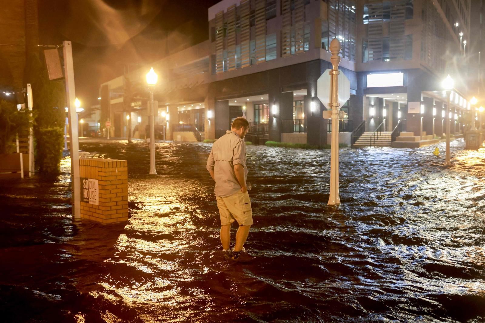 Brandon Marlow camina entre las aguas que inundaron la calle después de que el huracán Milton tocara tierra en el área de Sarasota.