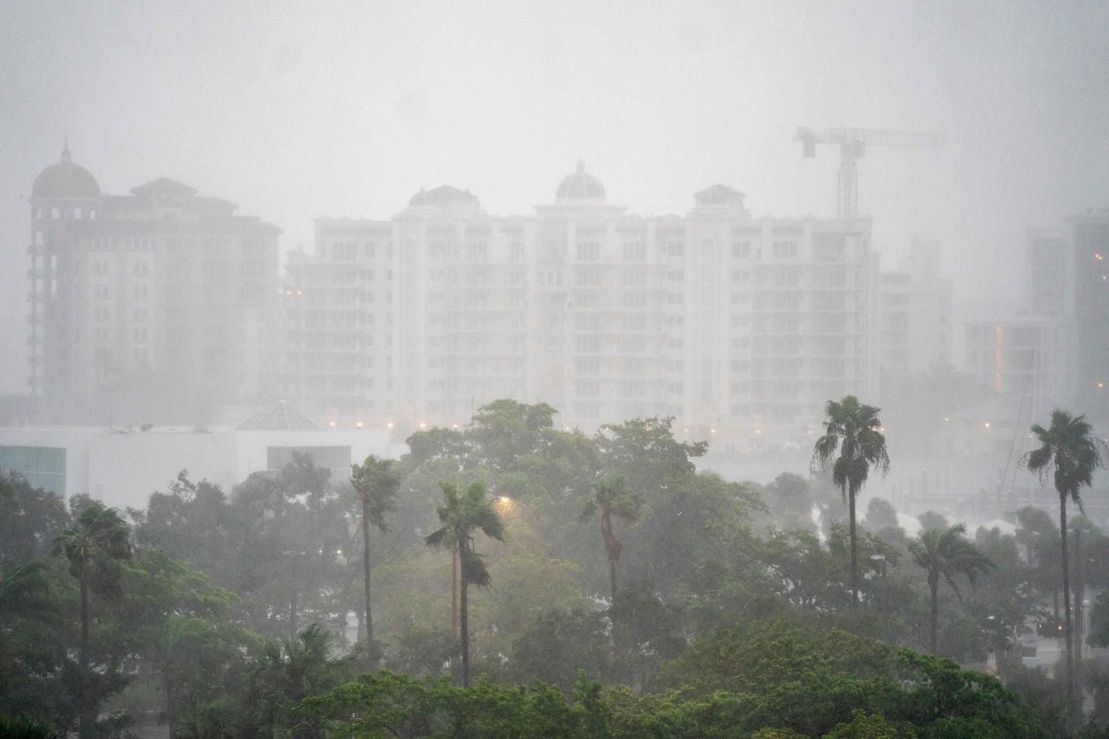 El viento y la lluvia azotan el área a medida que se acerca el huracán Milton el 9 de octubre de 2024 en Sarasota, Florida.