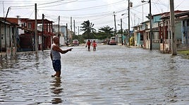 Un viejo automóvil estadounidense pasa entre las olas que chocan contra el malecón de La Habana debido al paso del huracán Milton el 9 de octubre.