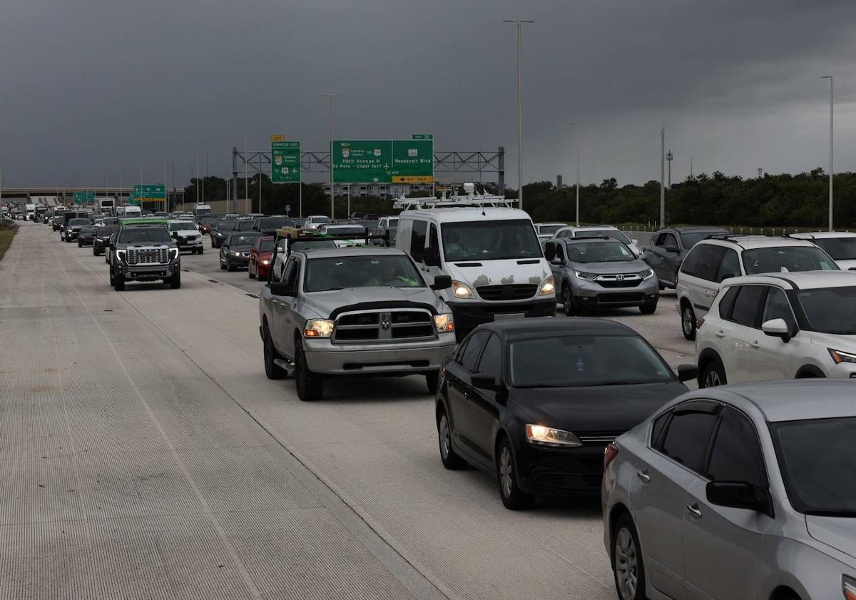 Imagen principal - Los atascos fueron comunes en las carreteras de salida de Florida antes de la llegada del huracán; los residentes se preparan para coger las máximas pertenencias posibles y evacuar sus hogares.