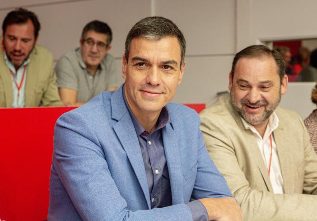 Pedro Sánchez y José Luis Ábalos en un comité federal del PSOE en 2019