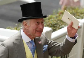 El rey Carlos III en Ascot.