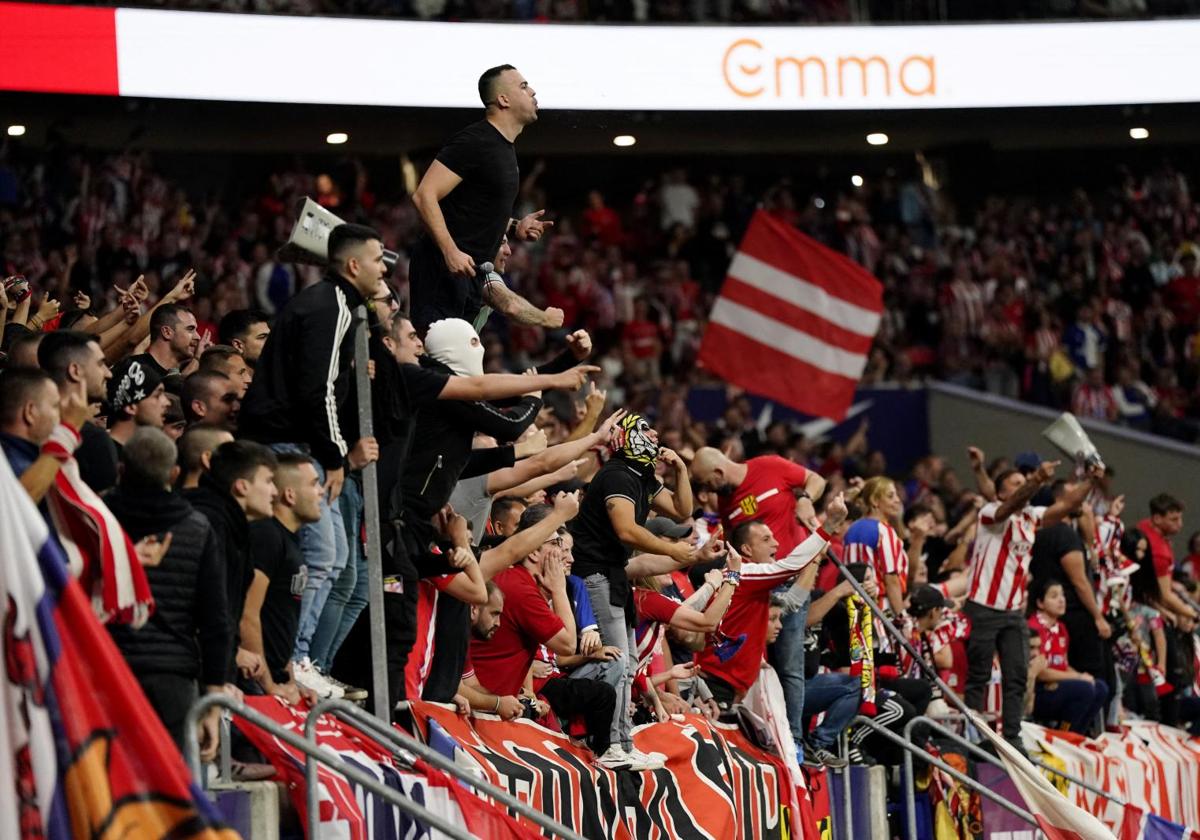 Ultras del Atlético, durante el derbi disputado en el Metropolitano el 29 de septiembre.