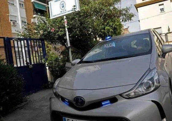 Un coche de los agentes del grupo de Investigación y Protección de la Policía Local.