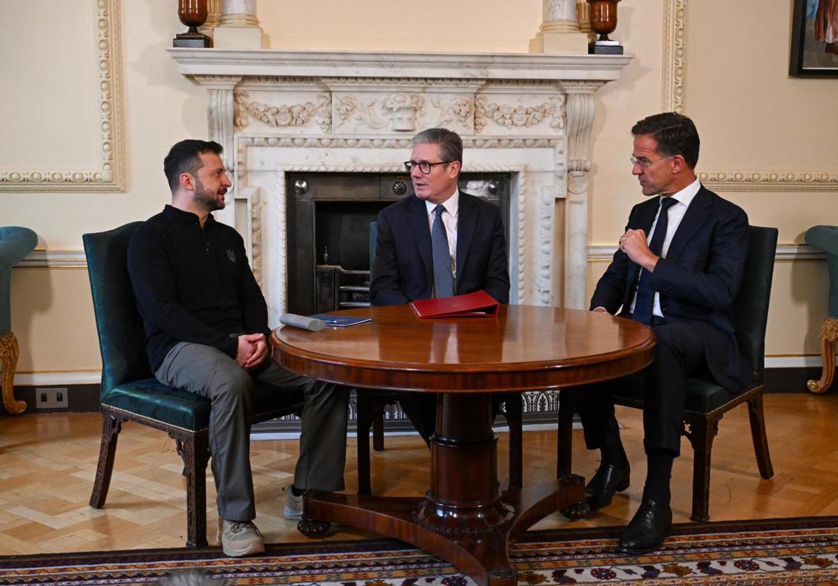 Volodímir Zelenski durante su encuentro este jueves en Downing Street con Keir Starmer y Mark Rutte.