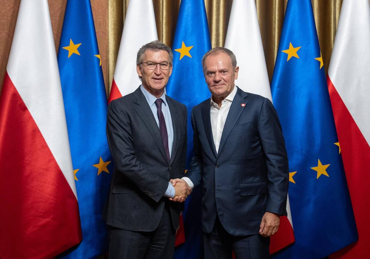 El líder del PP, Alberto Núñez Feijóo este viernes con el primer ministro polaco, Donald Tusk