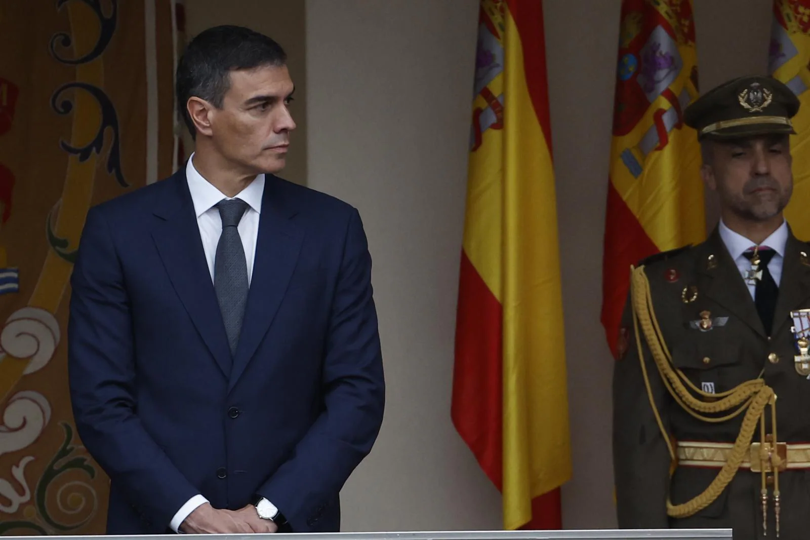 El presidente del Gobierno, Pedro Sánchez, durante el desfile del Día de la Fiesta Nacional por el Paseo del Prado de Madrid.