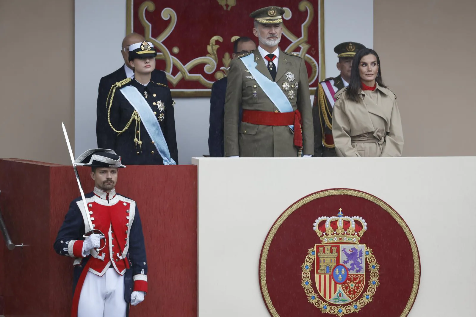 El rey Felipe VI y la reina Letizia, acompañados por la princesa de Asturias, Leonor de Borbón, presiden este sábado el tradicional desfile del Día de la Fiesta Nacional