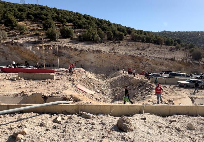 Un enorme cráter mantiene fuera de servicio la carretera que une Beirut y Damasco.