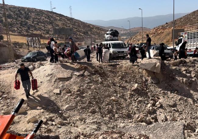 Familias libanesas ponen rumbo al exilio con sus escasas pertenencias.