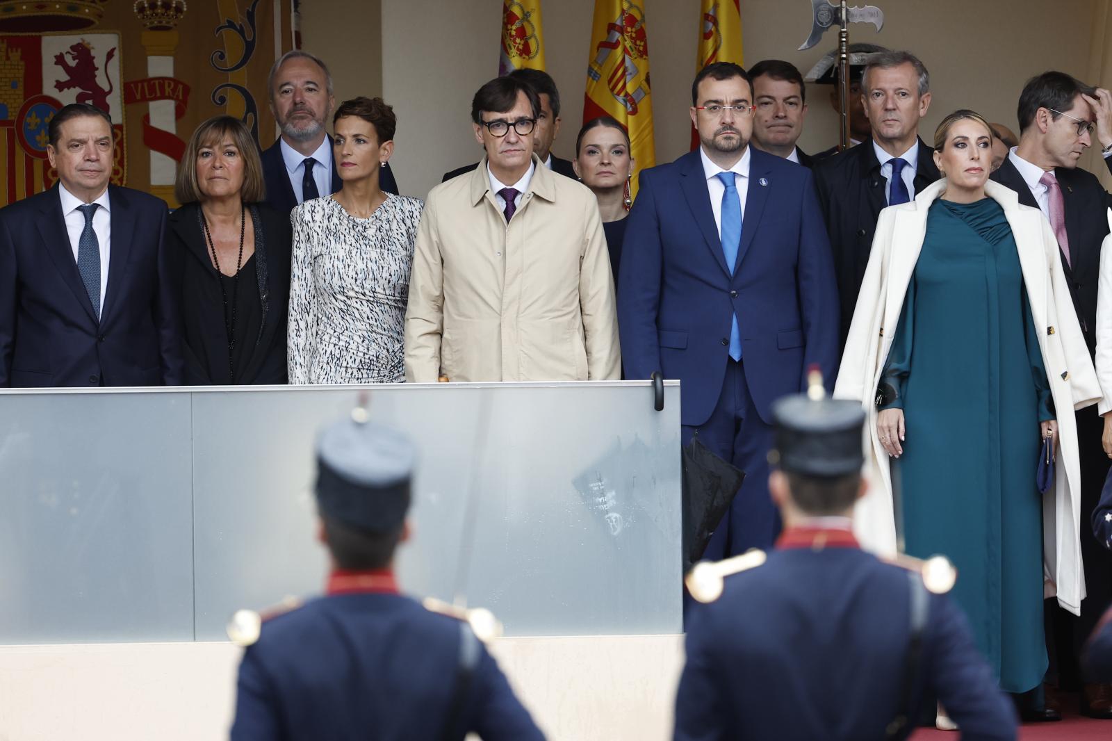 El ministro de Agricultura, Luis Planas (i) y los presidentes autonómicos de Aragón, Jorge Azcón (3i, detrás); Navarra, María Chivite (3i); de Cataluña, Salvador Illa (5i); Baleares, Marga Prohens (c, detrás);Principado de Asturias, Adrián Barbón (2d); Castilla y León, Alfonso Fernández Mañueco (3d, detrás), y Galicia, Alfonso Rueda (2d, detrás), entre otros,