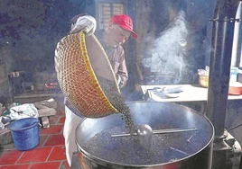 Proceso de tostar el grano de café en una instalación de Hanoi, Vietnam, el segundo mayor productor mundial.