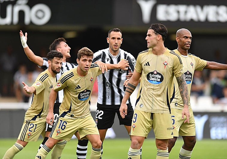 El Racing de Ferrol triunfa en el 93' en Cartagena, aunque ambos siguen en descenso