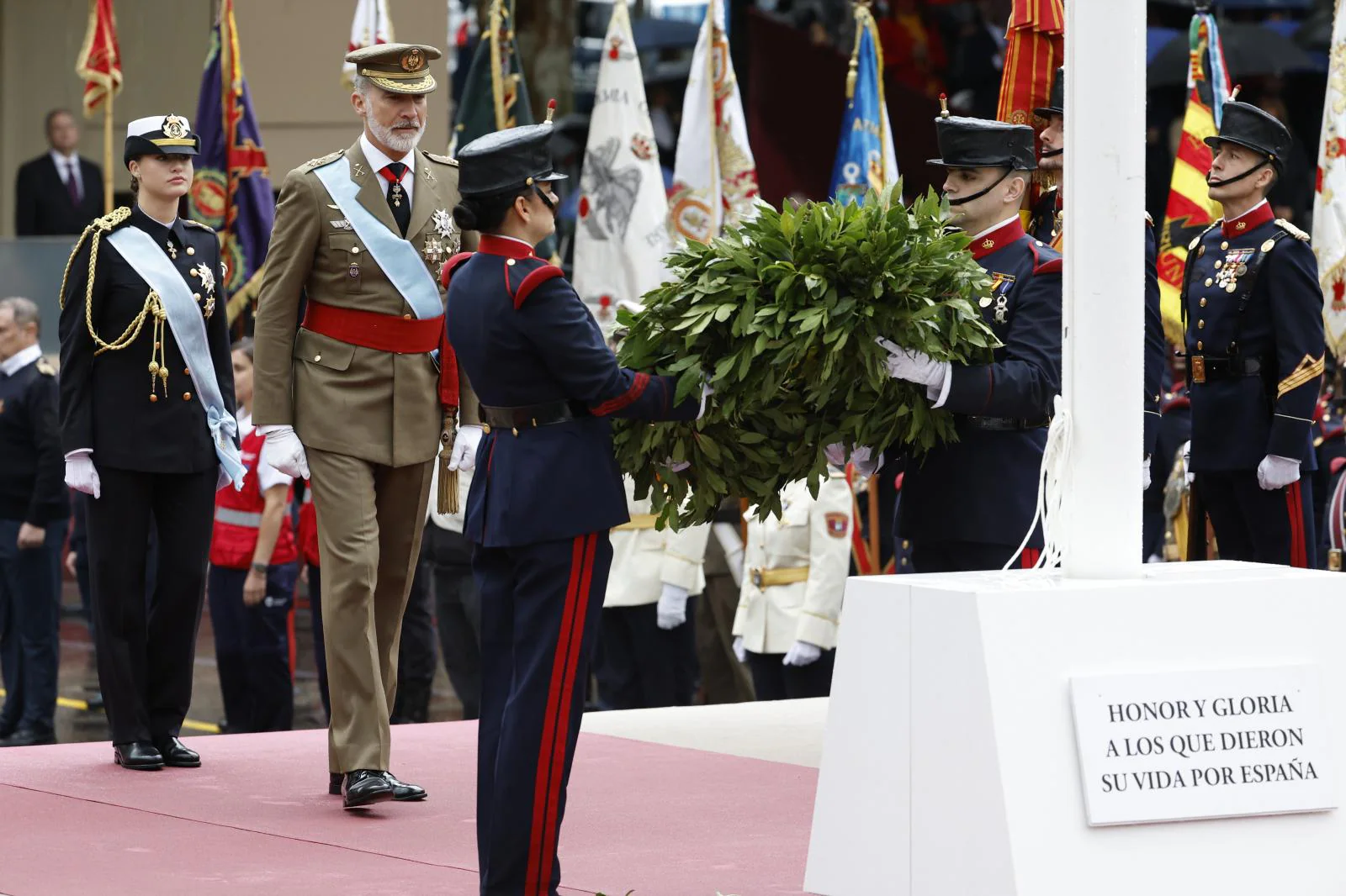 El rey Felipe y la princesa Leonor durante el desfile del Día de la Fiesta Nacional por el Paseo del Prado de Madrid.