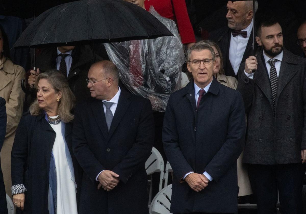 El presidente del PP, Alberto Núñez Feijóo, durante el desfile de la Fiesta Nacional.