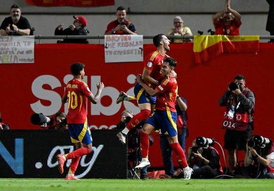 Martín Zubimendi celebra su gol con Mikel Merino, con Lamine Yamal a su derecha.