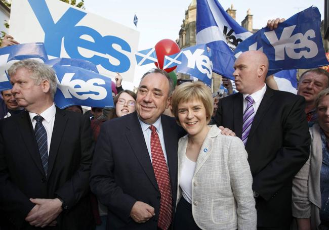 El exlíder del SNP con su sucesora, Nicola Sturgeon.