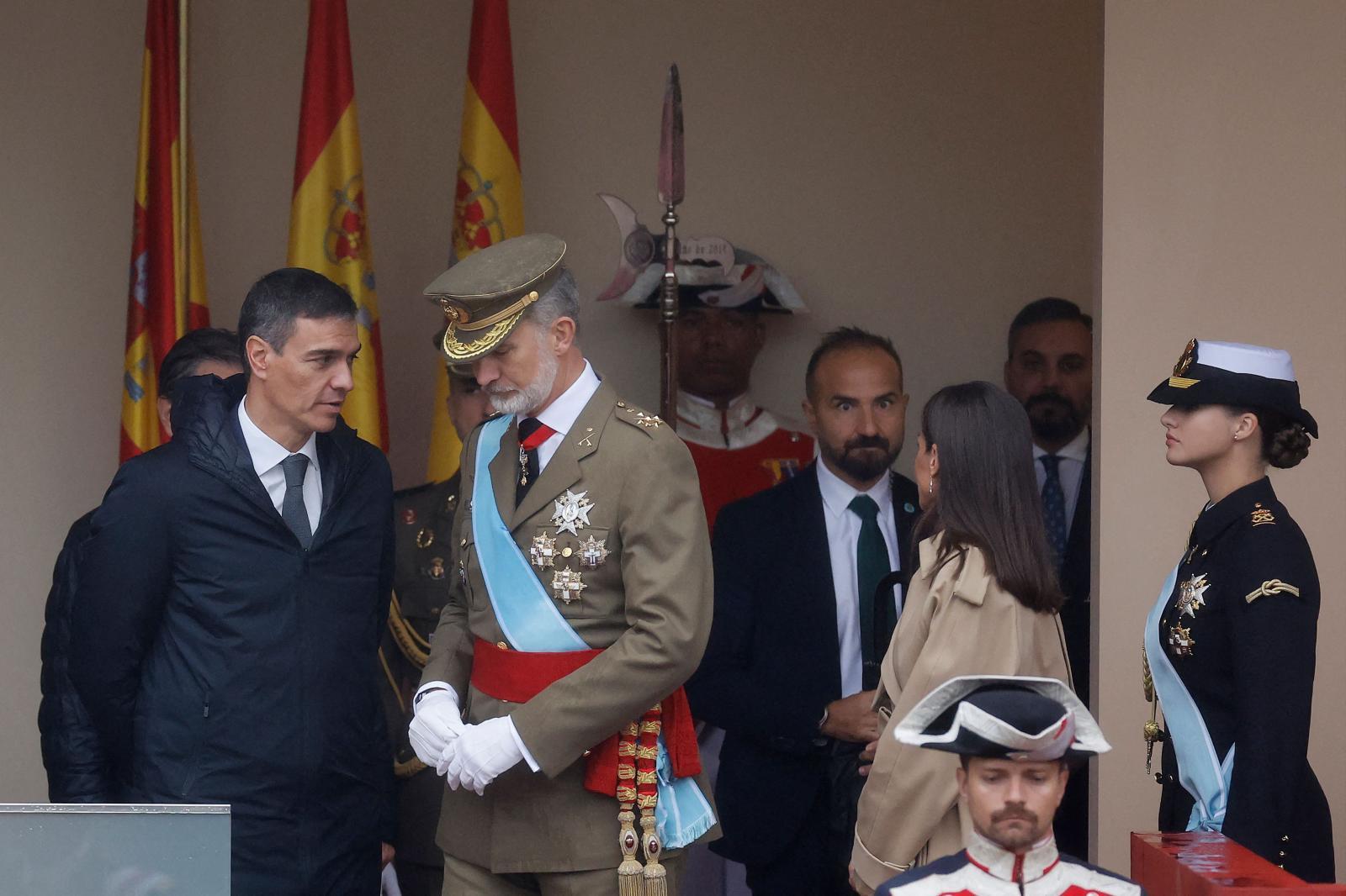 Pedro Sánchez charla con el Rey poco antes del desfile.