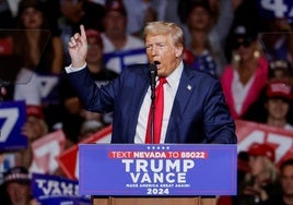 Trump arenga al numeroso público que siguió su mitin en Colorado.