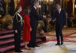 Sánchez, este sábado sin la compañía de su esposa, se dispone a saludar al Rey, en presencia de la reina Letizia y la princesa Leonor, en la recepción en el Palacio Real.