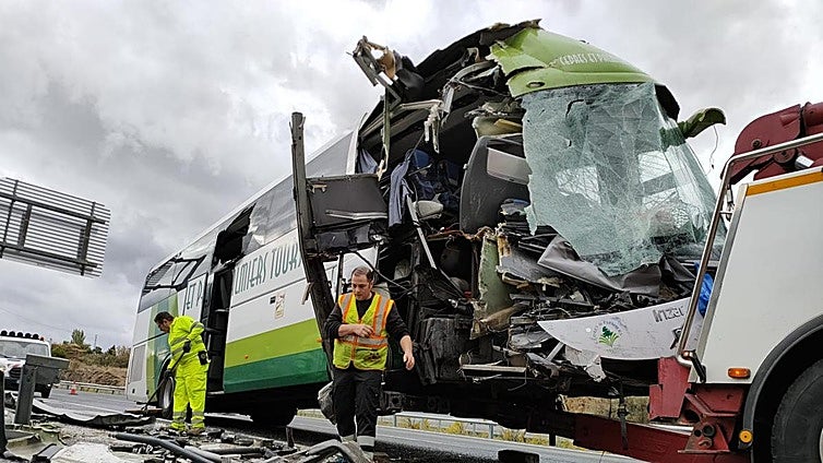 Once heridos en Granada tras chocar el autobús en el que viajaban con un camión