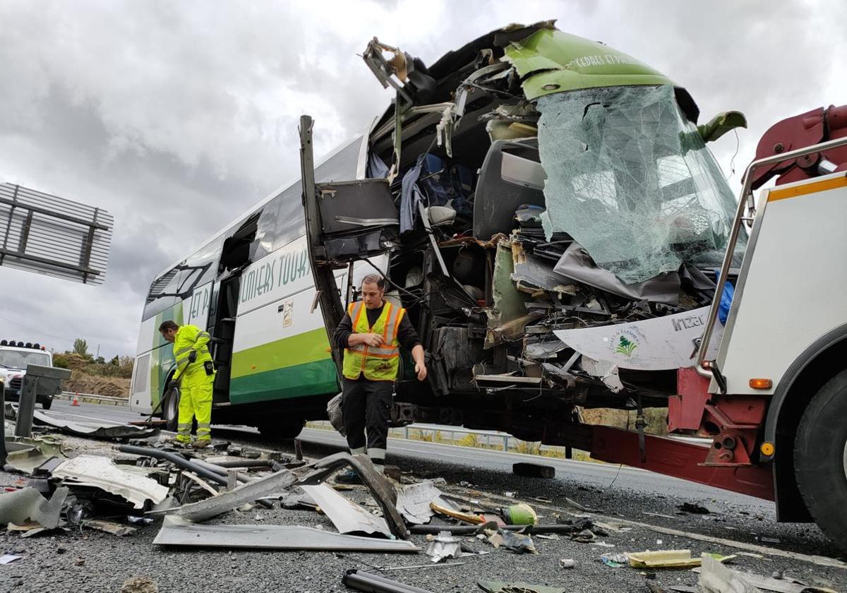 Lugar donde se ha producido el accidente. con el aubotúis destrozado.