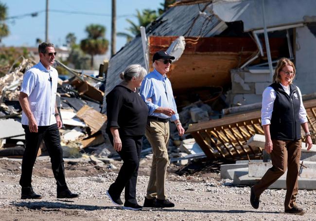 El presidente de EE UU, Joe Biden, recorre las zonas de Florida devastadas por el huracán 'Milton'.