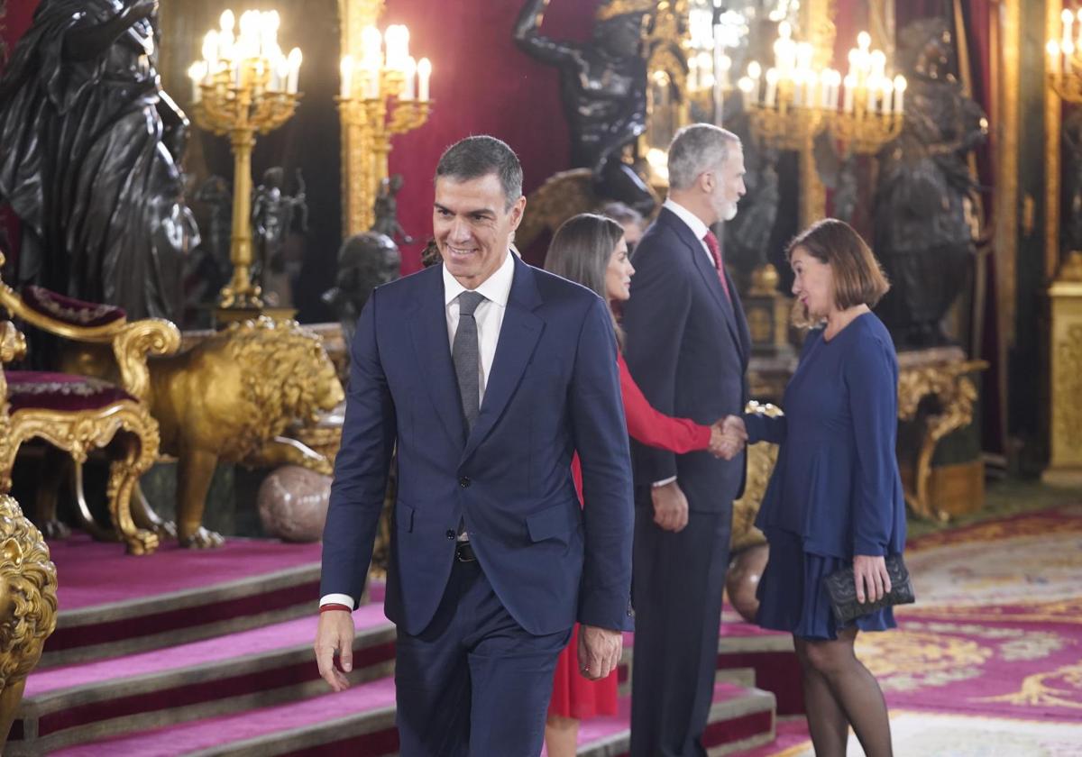 El presidente del Gobierno, Pedro Sánchez, y la presidenta del Congreso, Francina Armengol, saludan al rey Felipe VI, la princesa Leonor y la reina Letizia durante la recepción con motivo del día de la Fiesta Nacional.