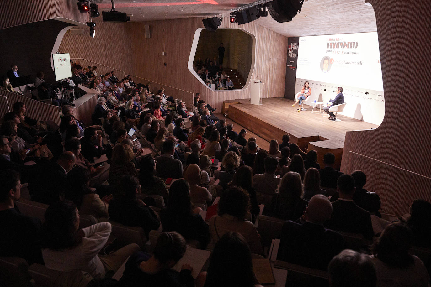 Lucía Zurdo, periodista de Vocento, entrevistó al presidente de la Confederación Española de Organizaciones Empresariales (CEOE), Antonio Garamendi.