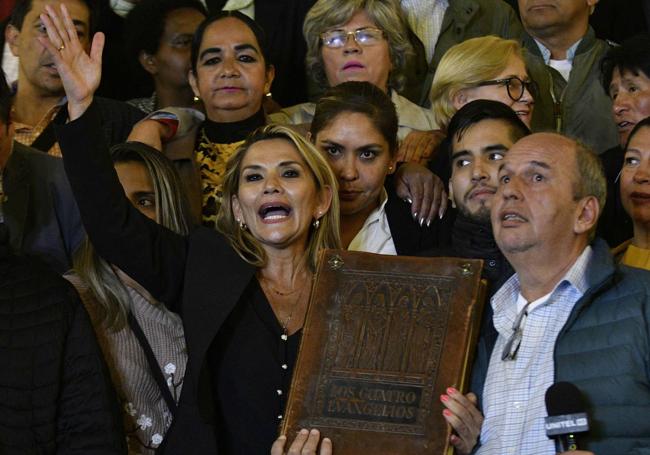 Jeanine Añez enarbola la Biblia después de autodeclararse presidenta del país