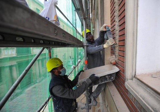 Dos trabajadores de la construcción, en las obras de un edificio.