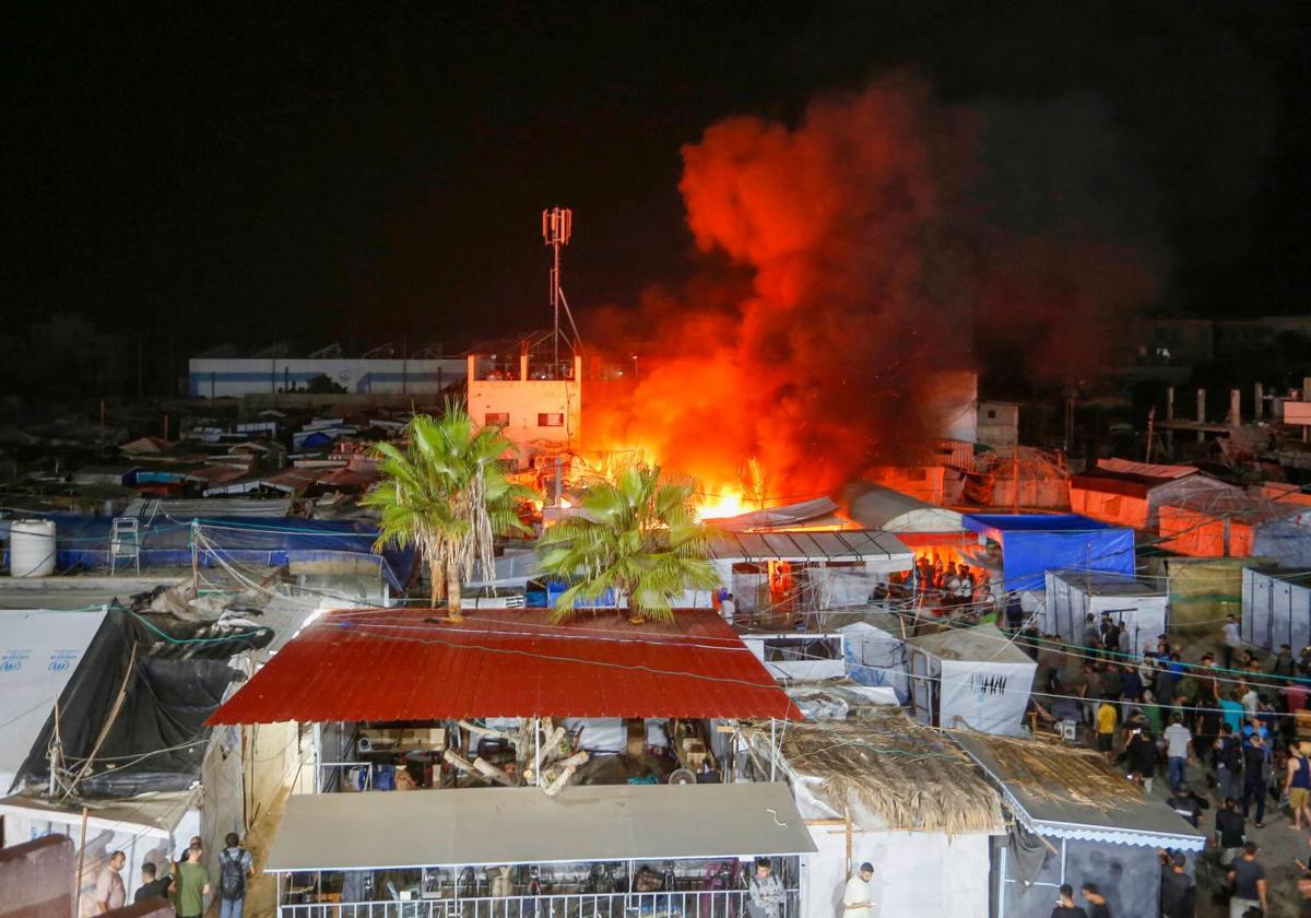 El fuego consume tiendas de campaña del asentamiento de desplazados levantado dentro de los muros del el Hospital de los Mártires de Al-Aqsa, en Deir al-Balá.