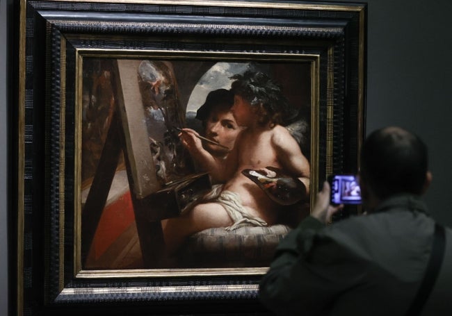 Un visitante fotografía un cuadro de la exposición 'El taller de Rubens'.