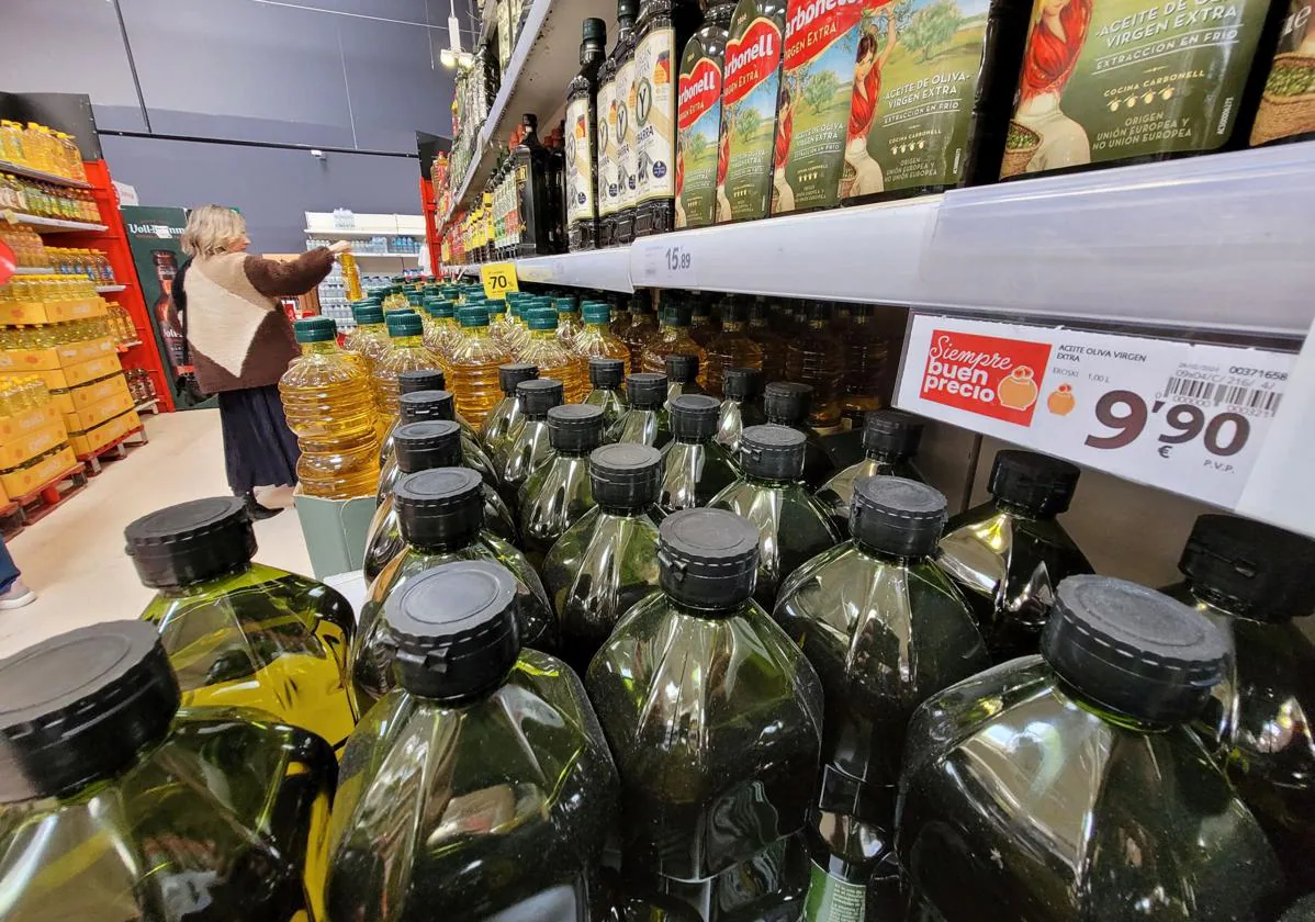 Botellas de aceite de oliva en un supermercado.