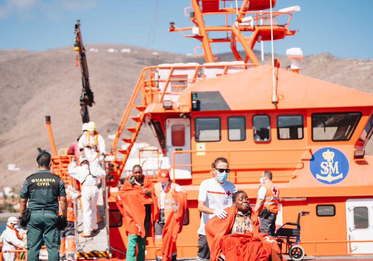 Llegada de una patera al puerto canario de San Sebastián de la Gomera el pasado 10 de octubre.