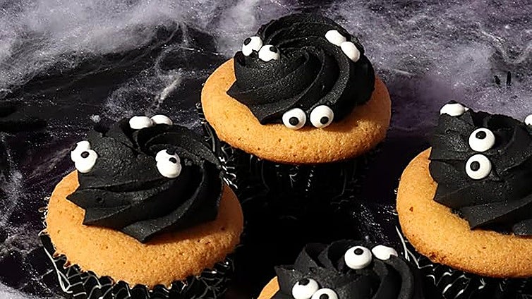 Pasa un Halloween de lo más dulce: te enseñamos a hacer bizcocho de calabaza y galletas de mantequilla terroríficamente divertidas