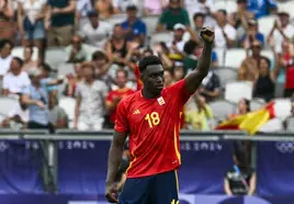 Samu Omorodion celebra un gol con la selección española sub-21.