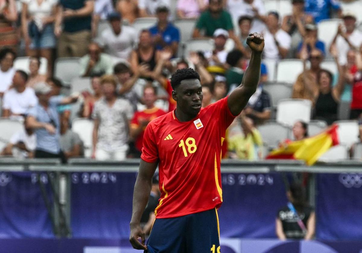 Samu Omorodion celebra un gol con la selección española sub-21.