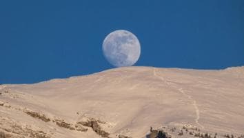 Este es el mejor momento y el mejor lugar para ver la Superluna más grande del año 2024